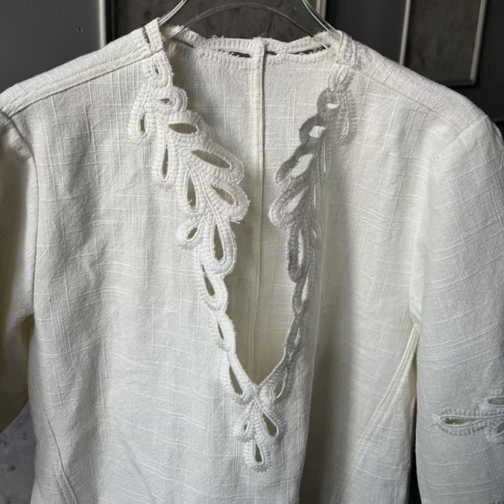 Damebluse med kunstneriske spidsudsmykninger og V-udskæring Stilla