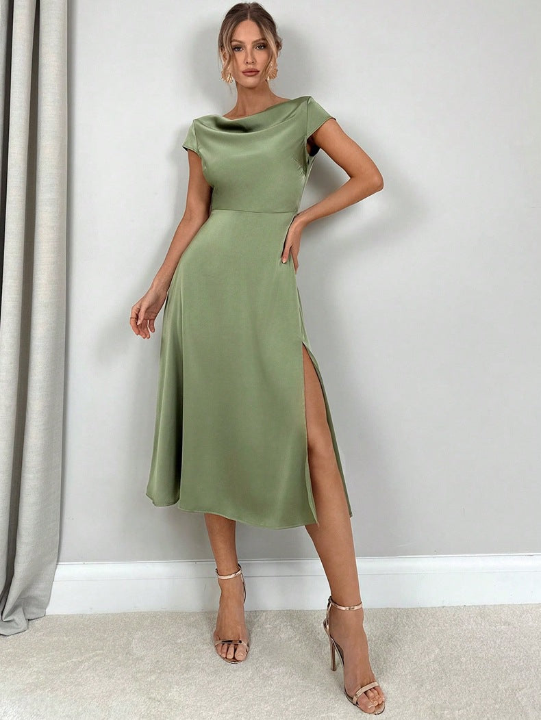 Dame Midi-kjole med elegante sideslids og flydende satinfinish Skovae