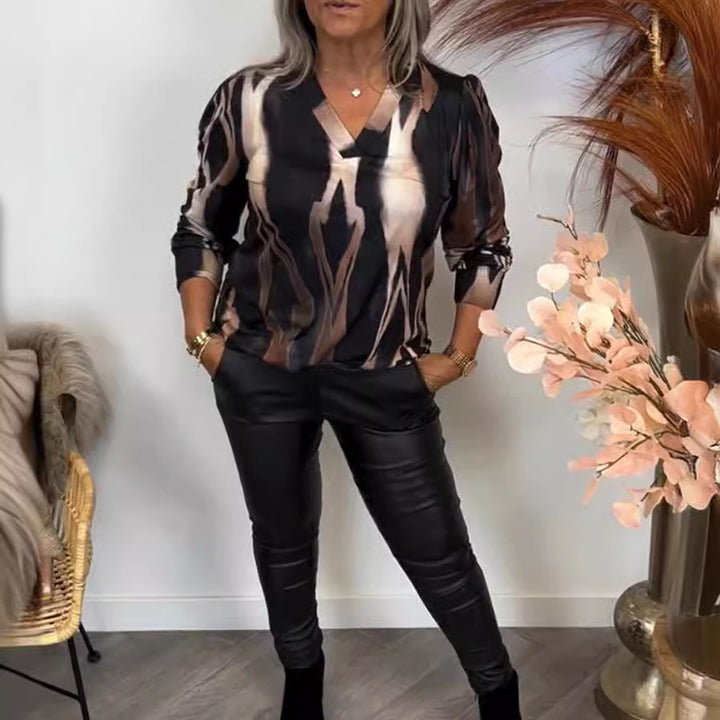 Dame i stilfuld Casual-sæt bestående af V-hals-trykt skjorte og leather-look leggings Skovae