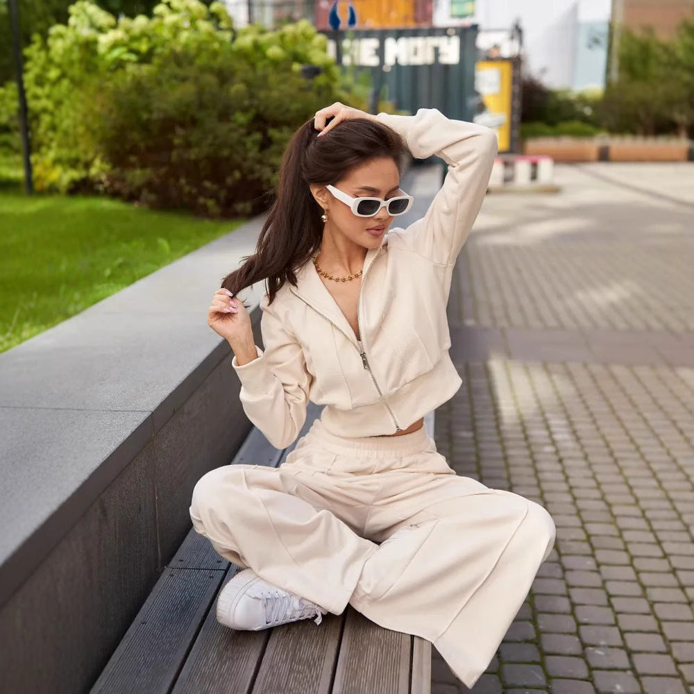 Kvinders sporty loungewear sæt med cropped hoodie og komfortable joggers