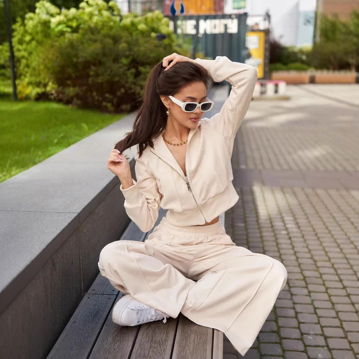 Kvinders sporty loungewear sæt med cropped hoodie og komfortable joggers
