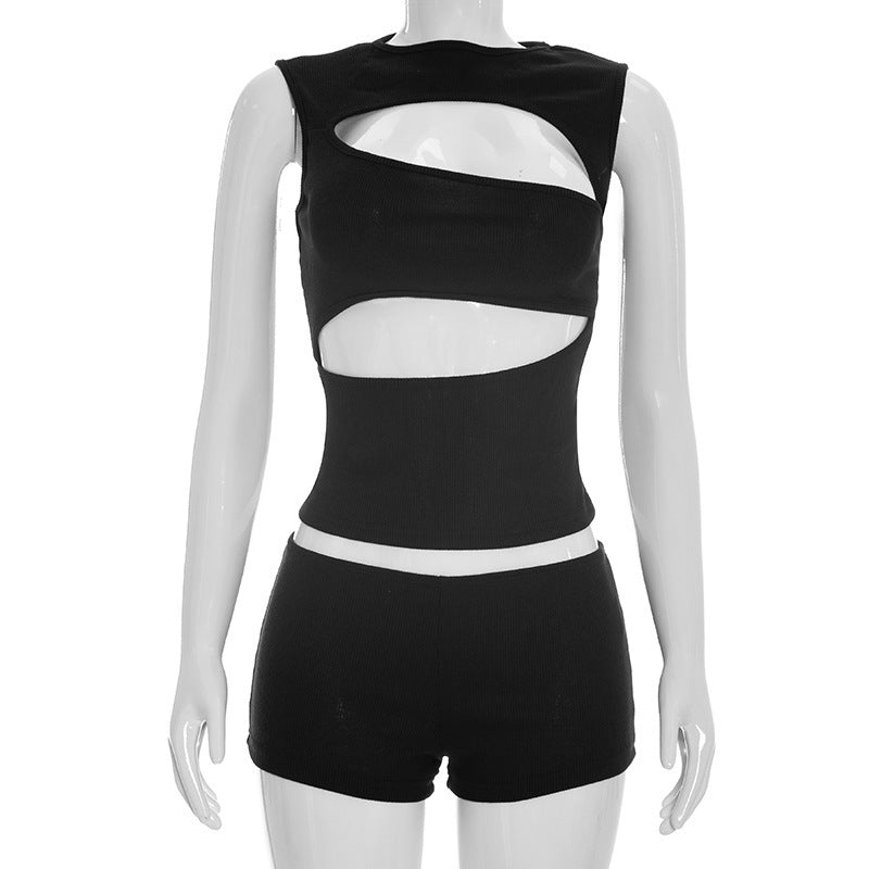 Damen modisches Oberteil mit angeschnittenen Details und passenden Shorts Skovae