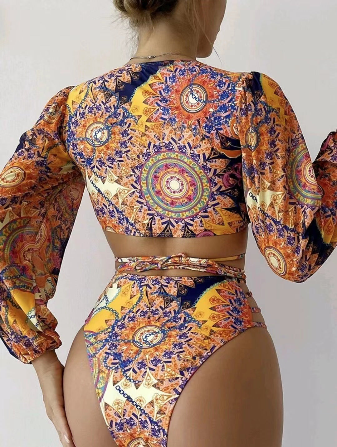 Damebikini med kreativt cut-out-design og lange ærmer Stilla