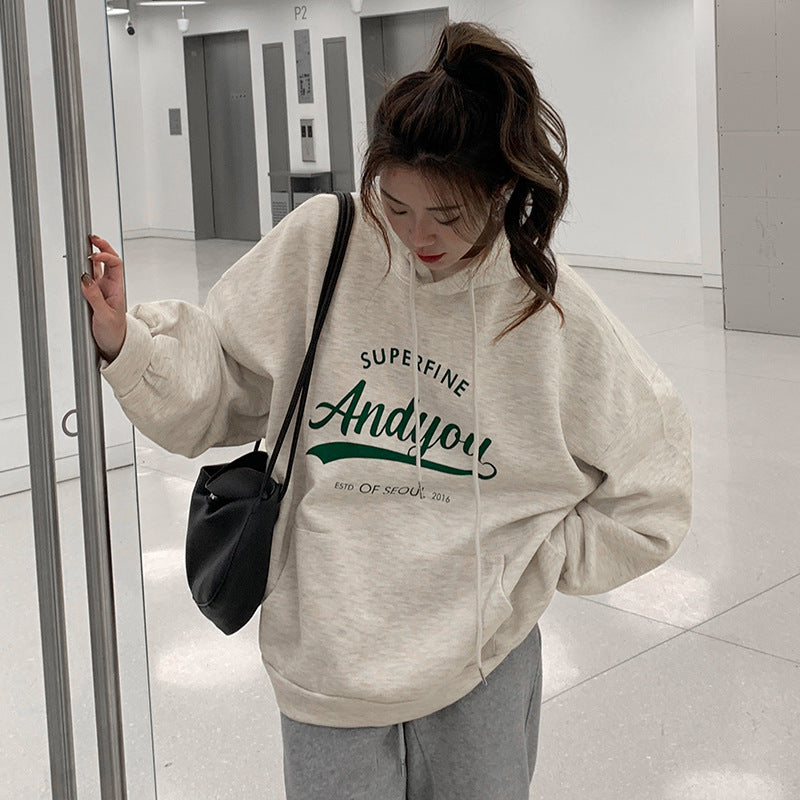Kvinders hoodie med moderne skrift og afslappet pasform