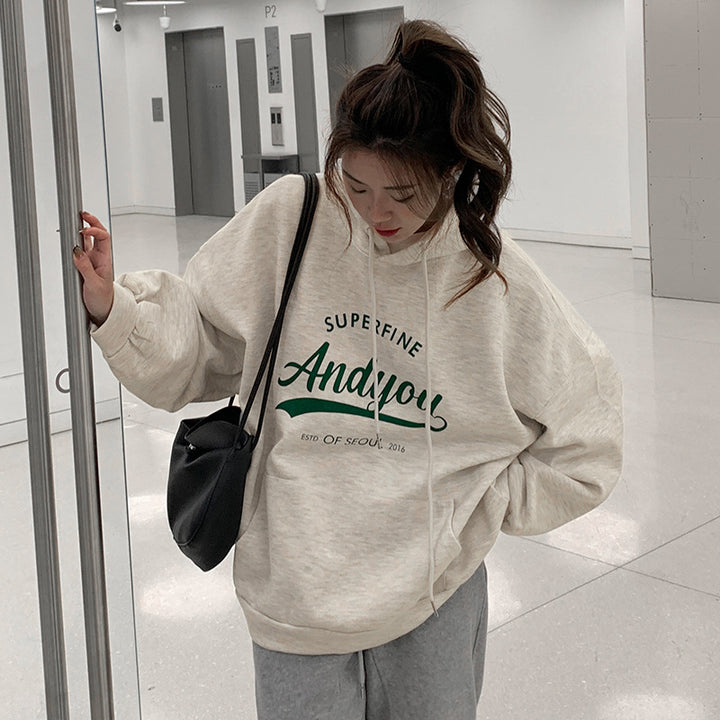 Kvinders hoodie med moderne skrift og afslappet pasform