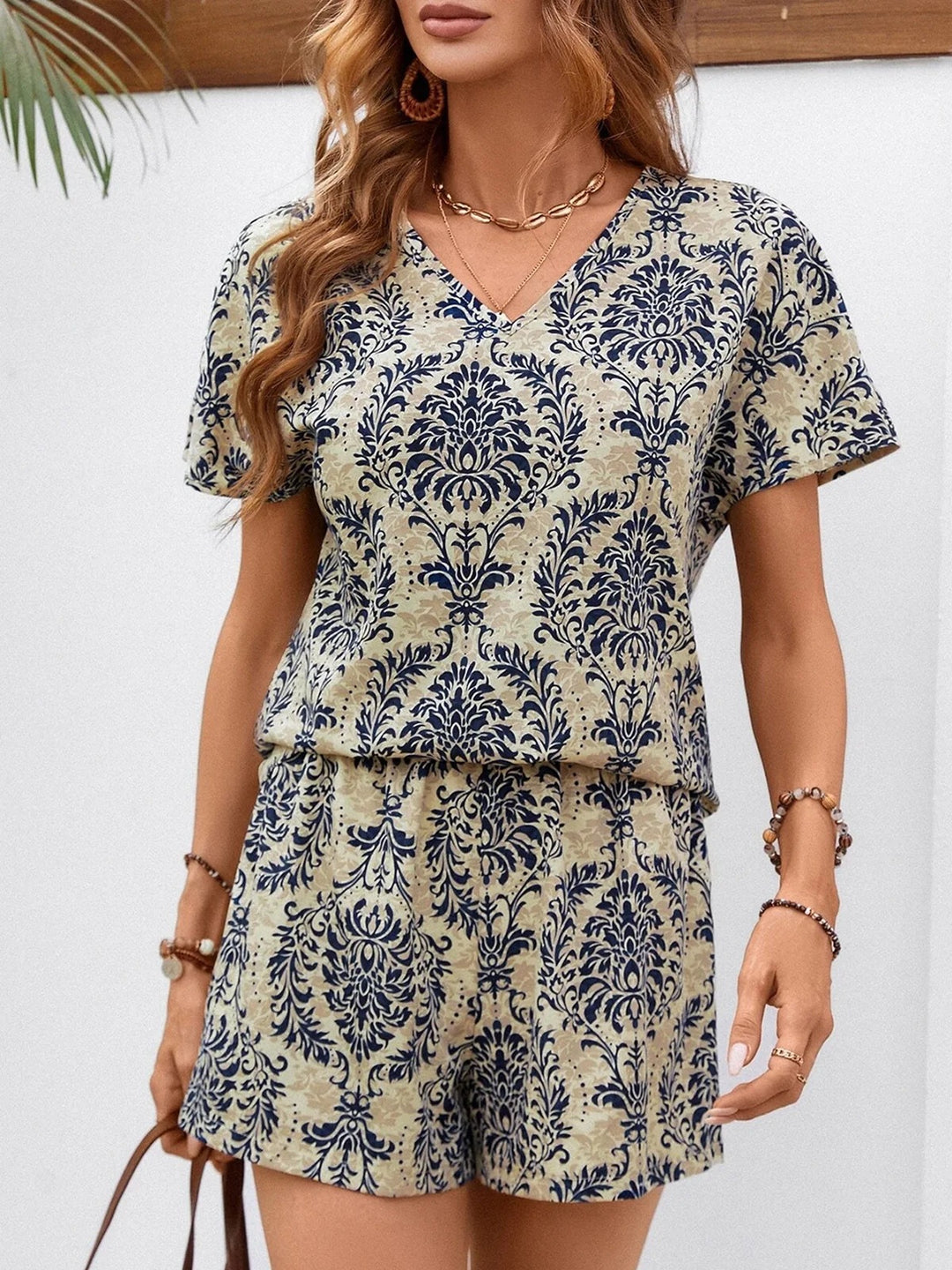 Dame to-delt sæt med detaljeelsket designet top og shorts i vintage-stil Stilla