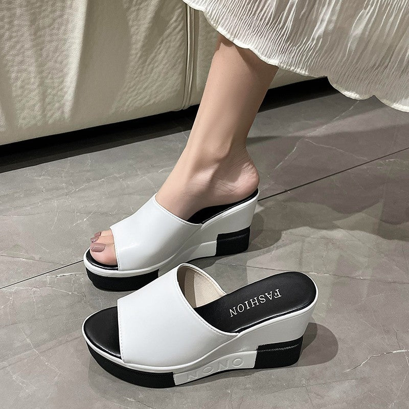 Dame nan slipon sandal fra syntetisk læderfinish med åben tå ergonomisk kilehæl og polstret komfortfodbed Skovae