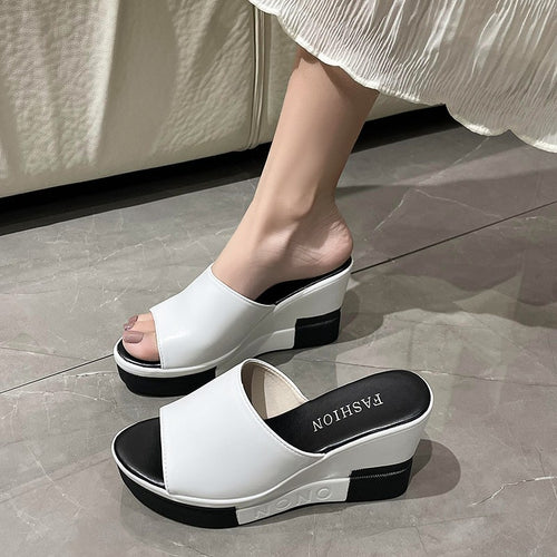 Dame nan slipon sandal fra syntetisk læderfinish med åben tå ergonomisk kilehæl og polstret komfortfodbed Skovae