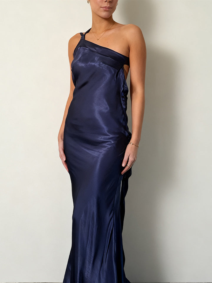 Dames elegant maxi kjole med asymmetrisk halter design og skinnende satin Skovae