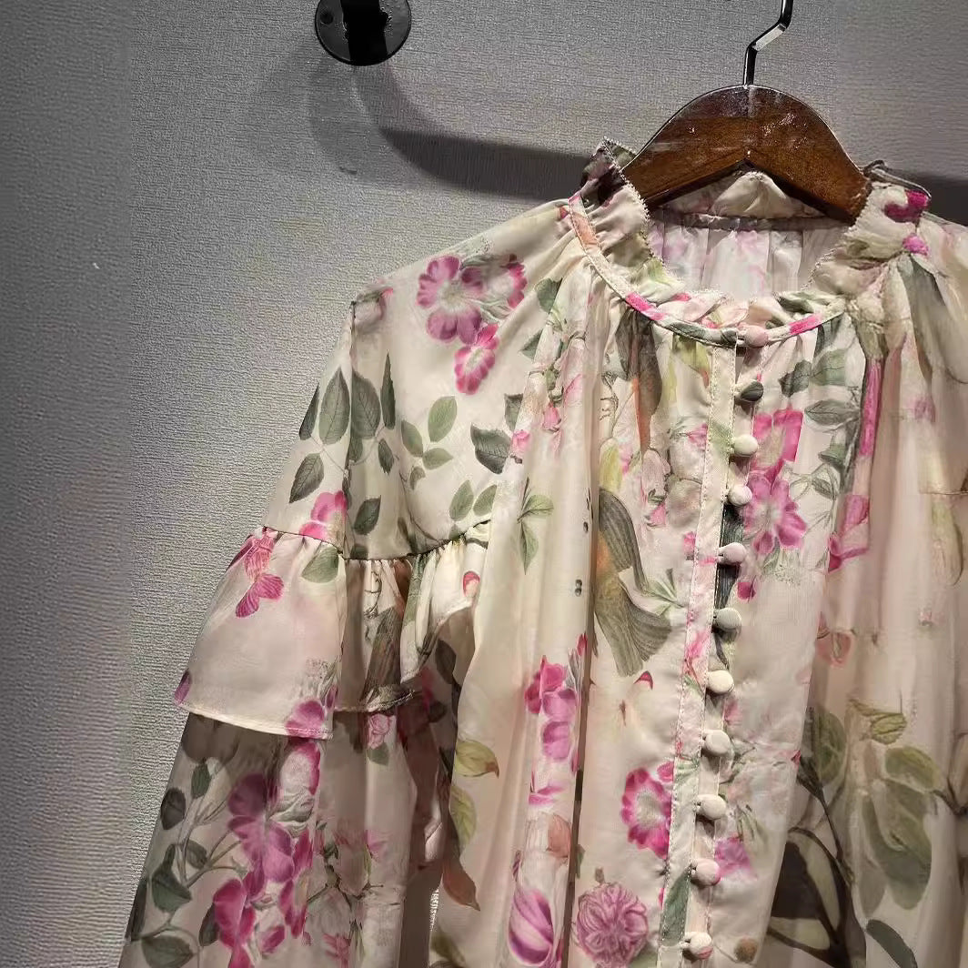 Damebluse med høje flæser og elegante knapdetaljer Stilla