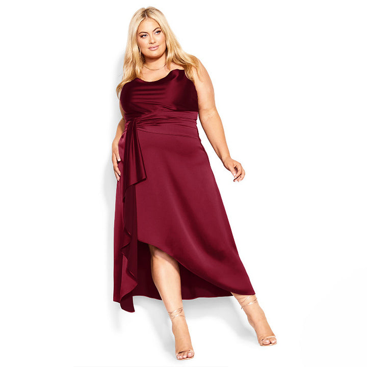 Dame stilfuld asymmetrisk maxikjole med elegant drapering og sidelæg Stilla