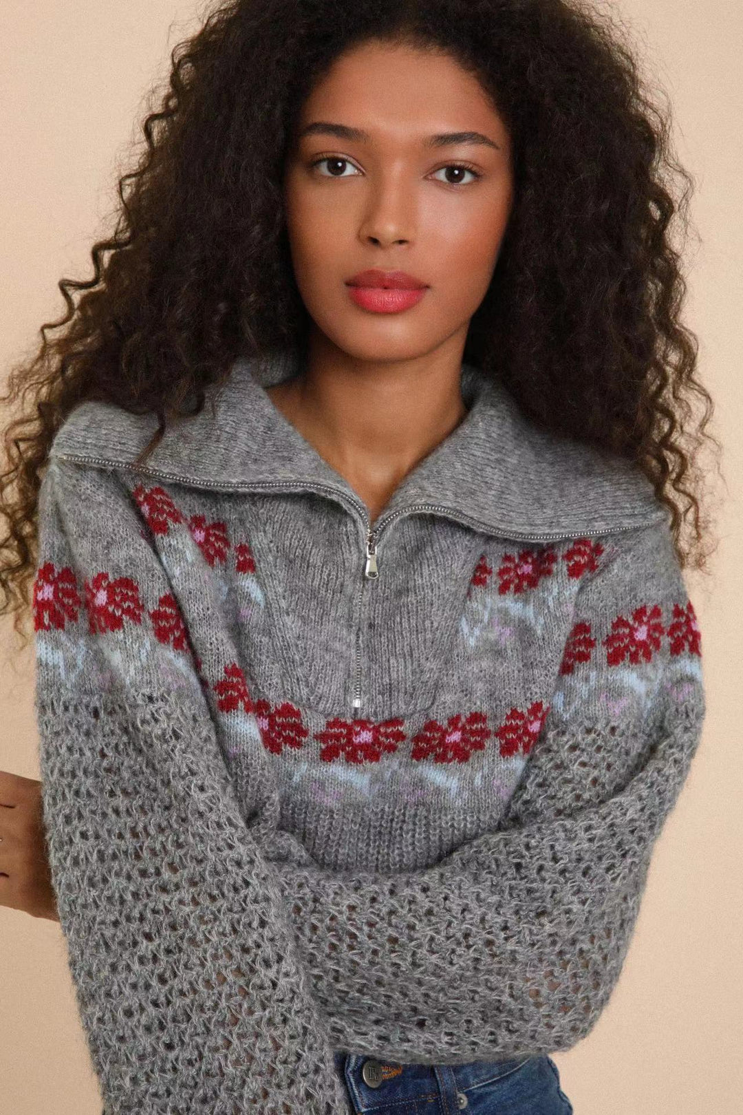 Dame strikpullover med moderne lynlås og floralt norsk design Stilla