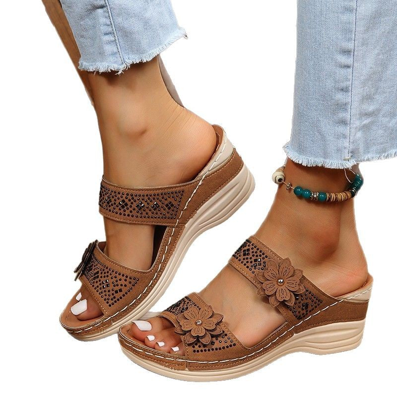 Dame wedge-sandaler med blomsteraksenter og komfortabelt fodseng Stilla