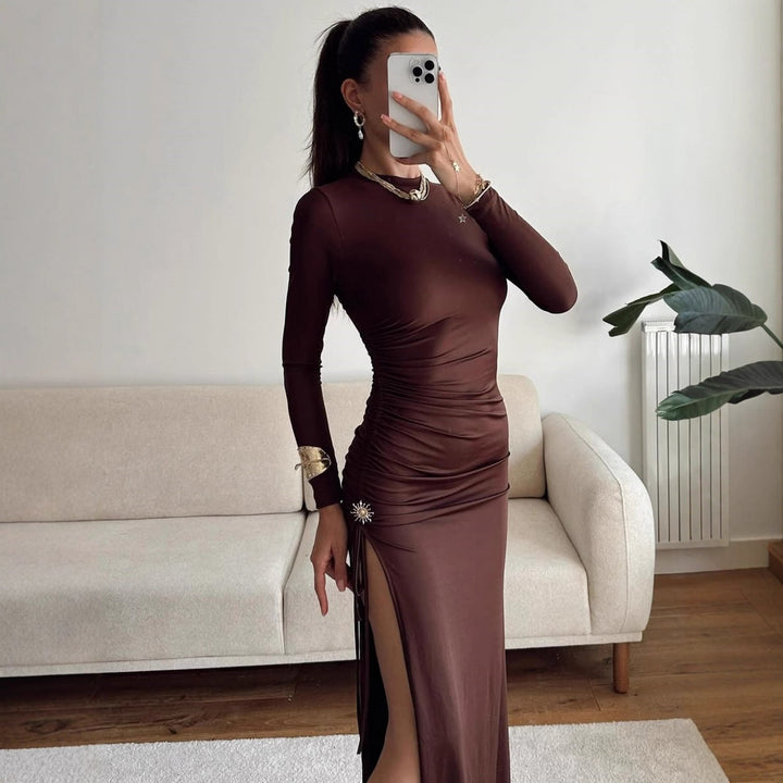 Dame elegant, figurnær kjole med rynker og høj slids Skovae