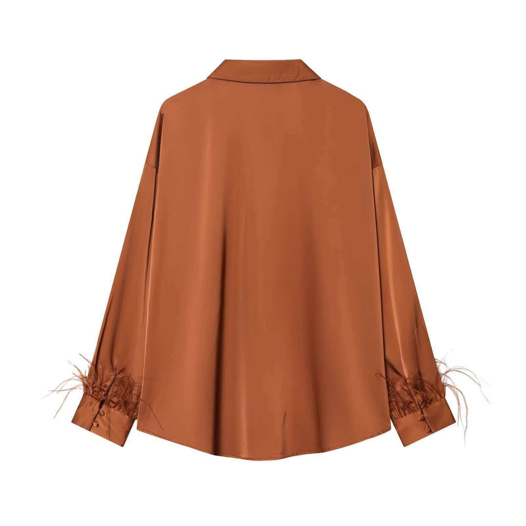 Kvinders satinbluse med elegante fjerdekorationer Stilla