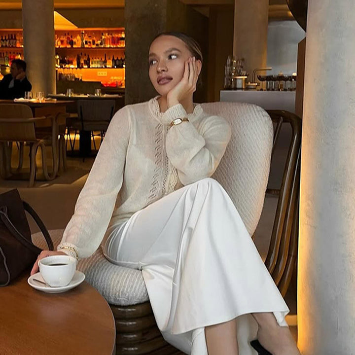 Dame stilfuld strikkebluse med elegante flæsedetaljer Stilla