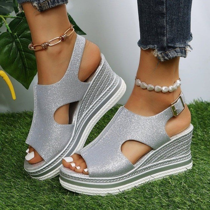 Dame wedgesandaler med elegant cut-out-design og justerbar rem Stilla