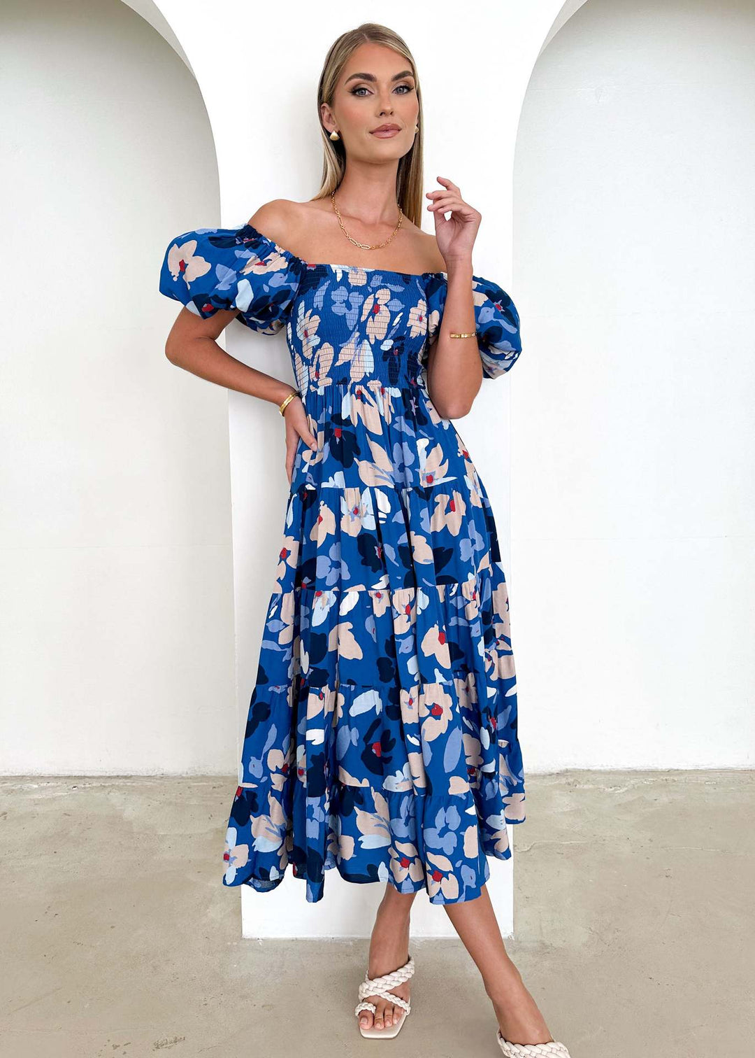 Kvinders maxikjole med off-the-shoulder design og voluminøse puffærmer Stilla
