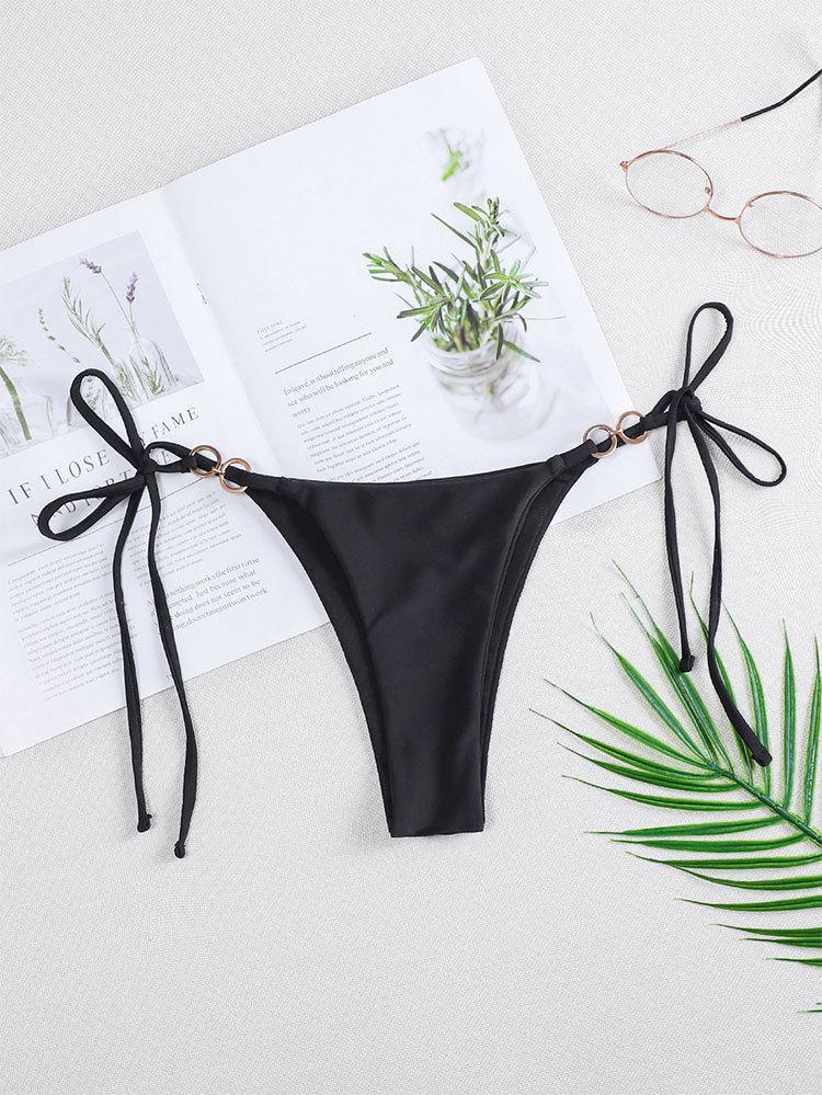 Dame bikiniunderdel med justerbare bindebånd og elegante metalringe Skovae