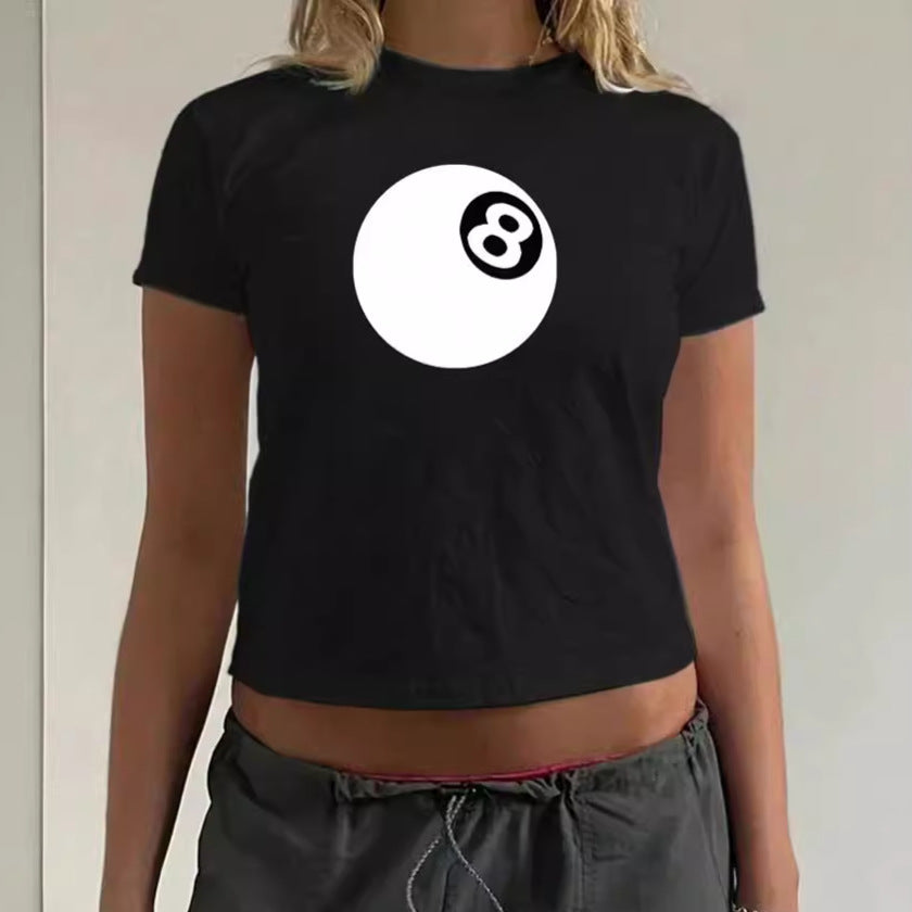 Dame cropped T-Shirt med unikt 8-Ball motiv og afslappet pasform Skovae