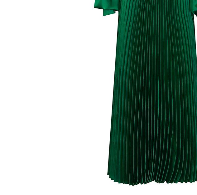 Dame maxikjole i plisseret materiale med svingende kant og elegant V-hals Stilla