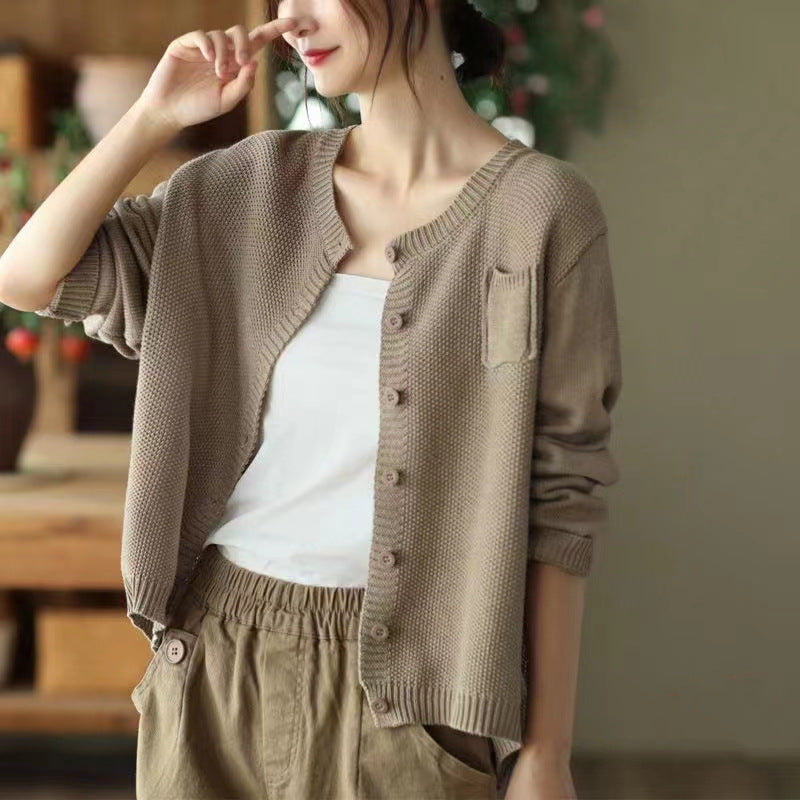 Women's lightweight knit cardigan with button closure and practical pockets Stilla