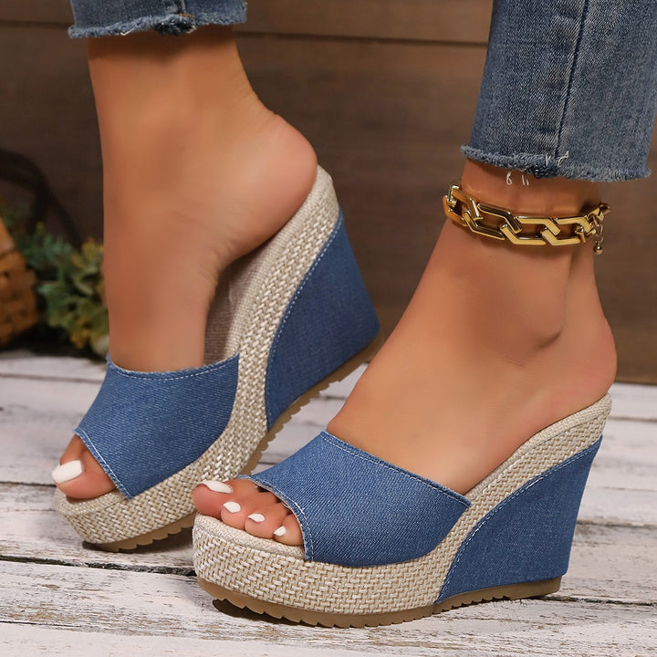 Dame nan monogrammeret slip-on kile sandal med vævet bastlignende platform og polstret komfort fodseng Skovae