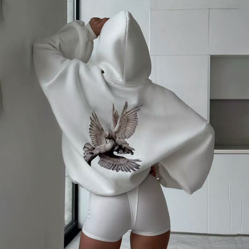 Dame hoodie med kunstnerisk fugledesign og afslappet pasform Skovae
