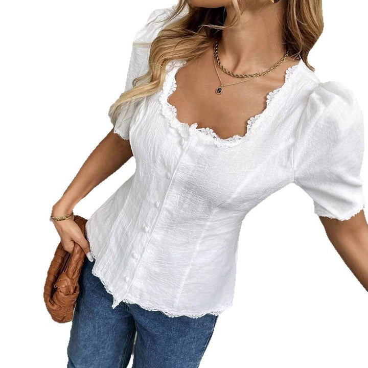 Damebluse med flæsedetalje og smal knapliste Stilla