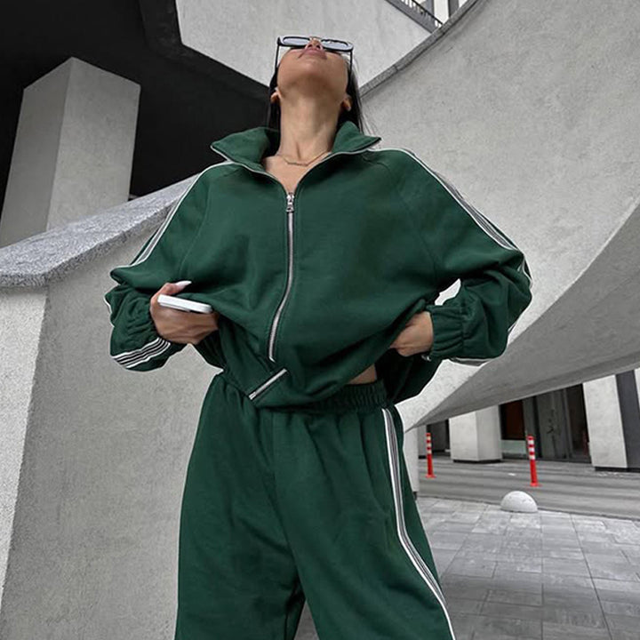 Kvindernes sporty fleece loungewear sæt med praktiske lommer og høj krave Skovae