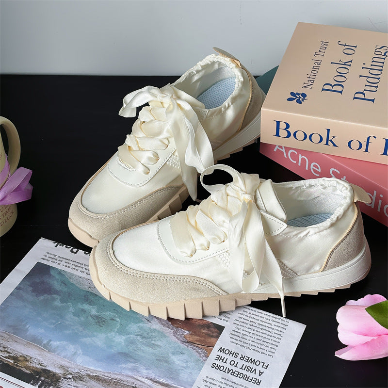 Dame Sneakers i elegant satin-design med moderne båndlukning Stilla