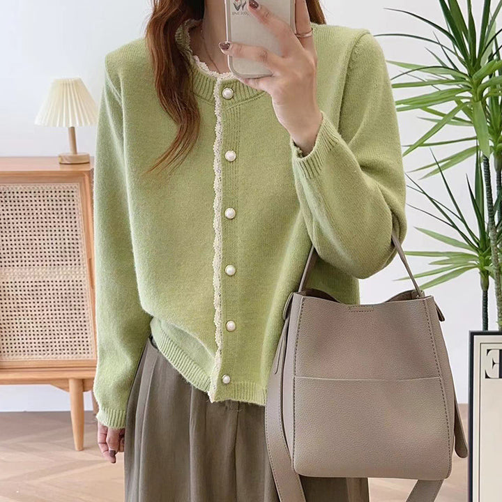 Dames finstrikket cardigan med dekorativ knaplukning og milde ribbede strukturer Stilla
