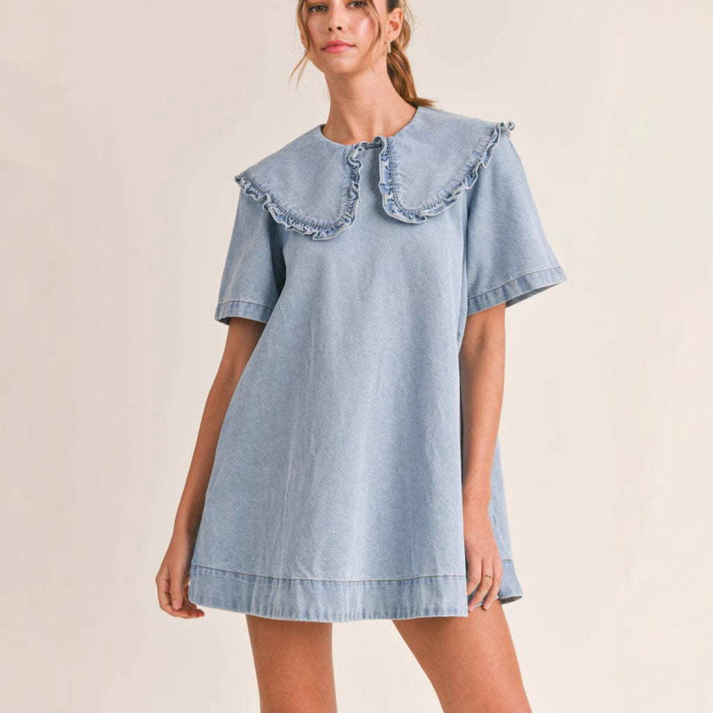 kvinders denimkjole med voluminøs krave og ruffle detaljer Stilla
