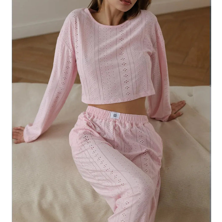 Dame Lækkert Pyjamasæt i let materiale med fin hulbroderi Stilla