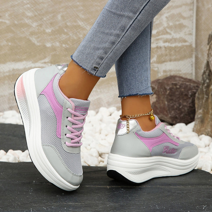Dame Sporty Sneakers med åndbart mesh og trendy plateau sål Stilla
