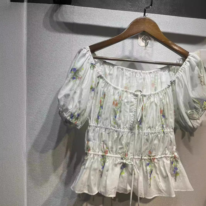 Damebluse med innovativt flæsedesign og blomstret tryk Stilla