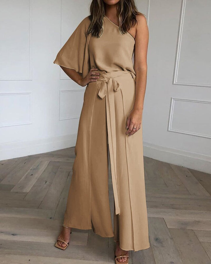 Dame trendy heldragt med asymmetrisk design og flydende silhuet Stilla