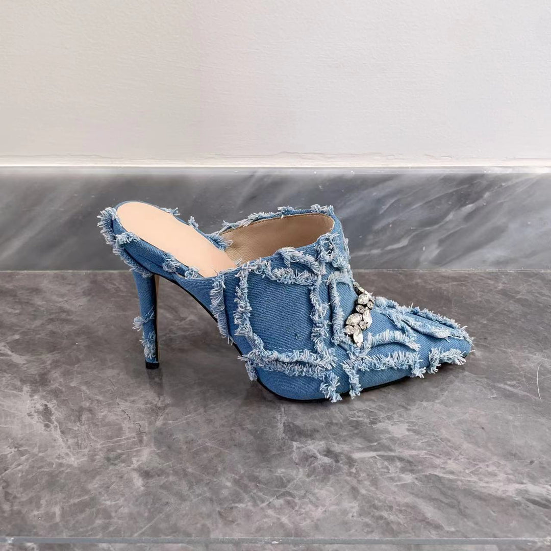 Femme High Heeled Denim Mules med frynset kanter og dekorativ smykkedetalje Stilla