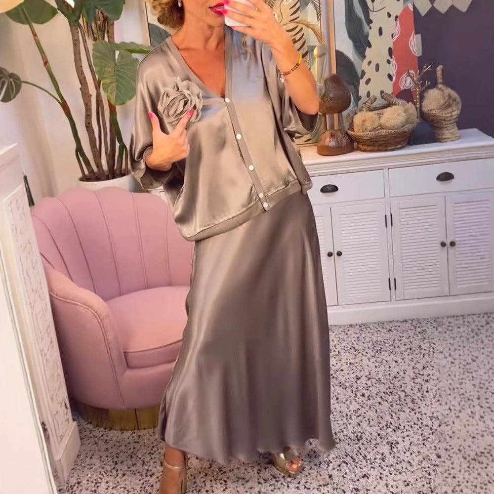 Dame elegant satin maxikjole med kunstnerisk blomst applikation og feminine accenter Stilla