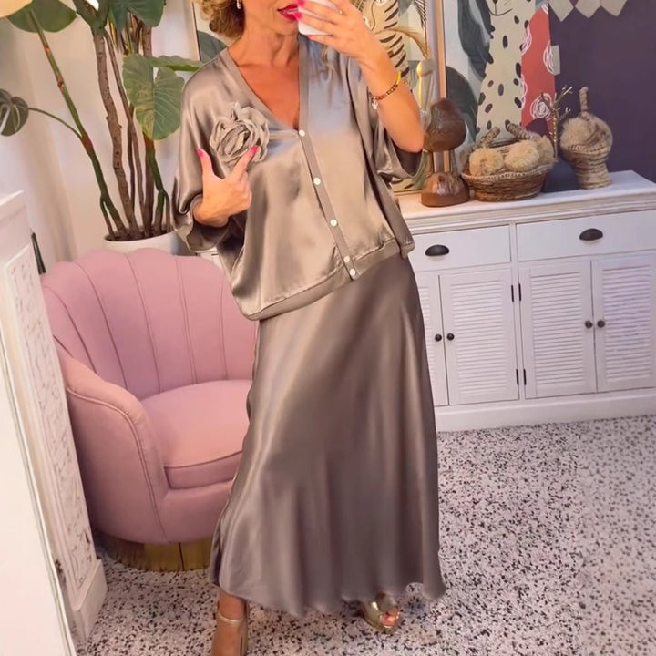 Dame elegant satin maxikjole med kunstnerisk blomst applikation og feminine accenter Stilla