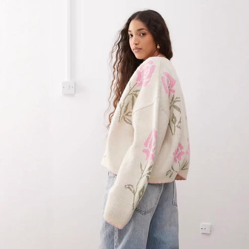 Kvinders cardigan med blomsterdesign og elegante detaljer Stilla