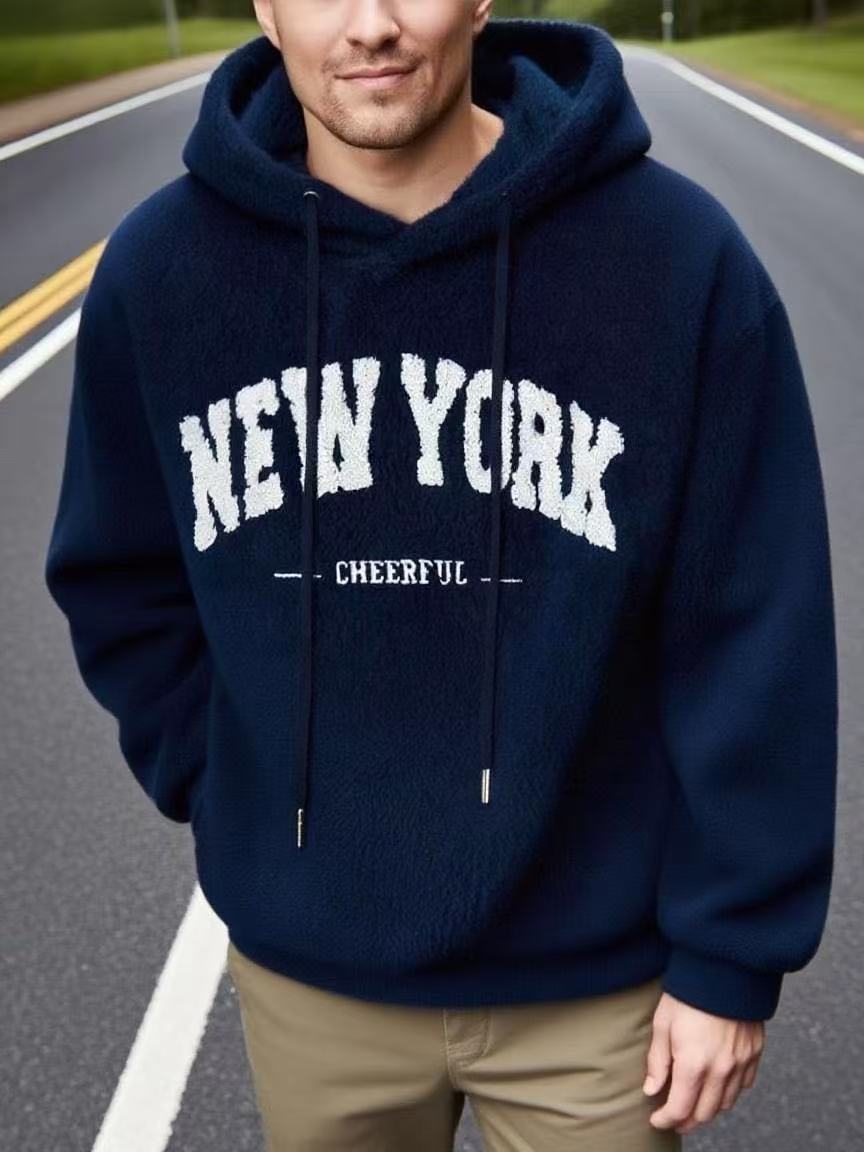 Herrer nan hyggelig fleece-hoodie med relief-logo, snortræk og kængurulomme Skovae