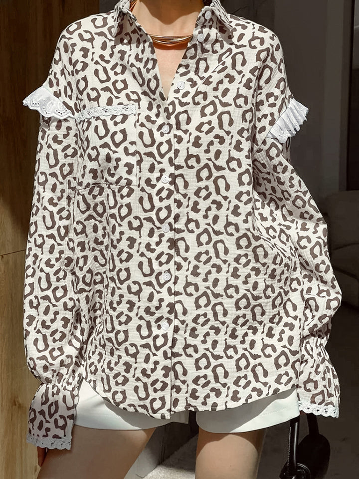 Dame langærmet skjorte med floralt leopardmønster og volangdetaljer Stilla