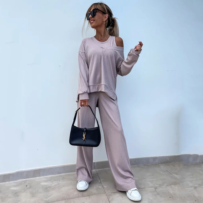 Kvinders afslappede outfit med sideåbninger og bred pasform
