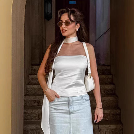 Dame Satin-top med elegant halterdesign og legende sløjfeaccent Stilla