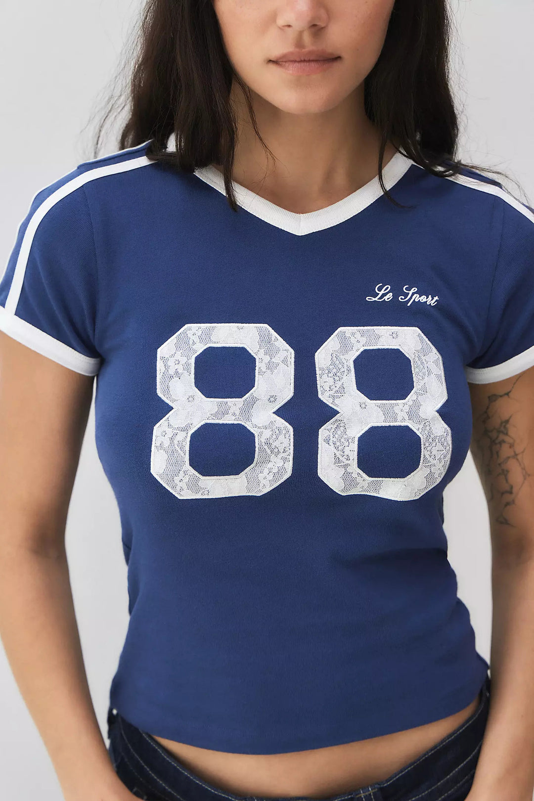 Dame Sporty T-shirt med spidspynt og V-udskæring Stilla
