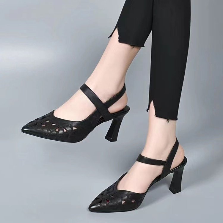 Dame elegante Riemchenpumps med floralt udskæring design og flot blokhæl Stilla