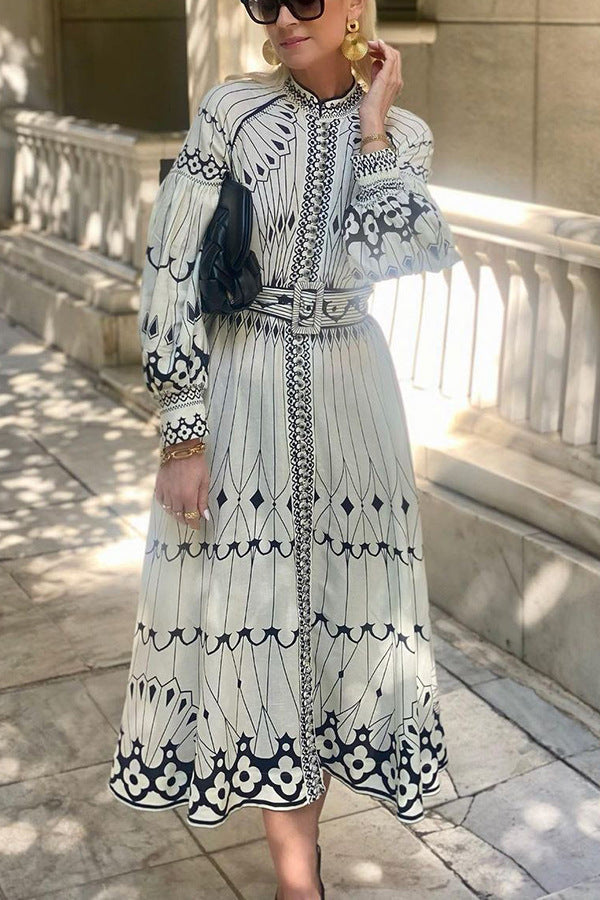Dame Maxikjole med kunstnerisk design og elegante puffærmer Stilla