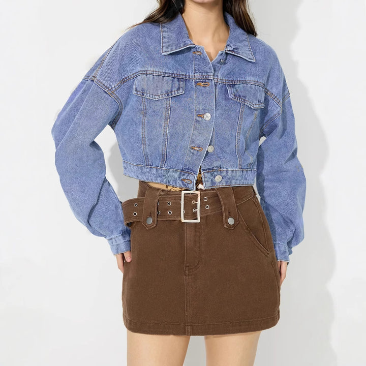 Kvindernes cropped denimjakke med(voluminøse) ærmer og trendy knapdetaljer Stilla