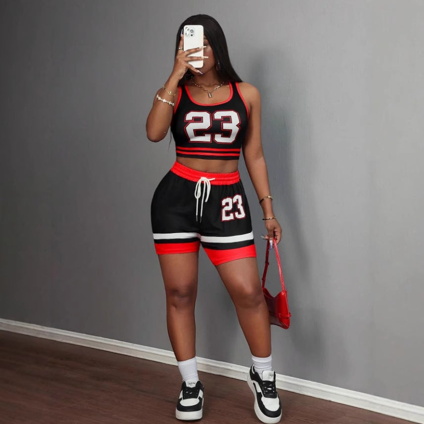 Dame sporty fritidsoutfit med crop top og shorts Skovae